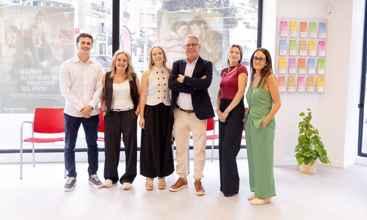Equipo de la Agencia de Seguros Occident Juan Miguel Martí Boix en su oficina, con Yeray Pastor